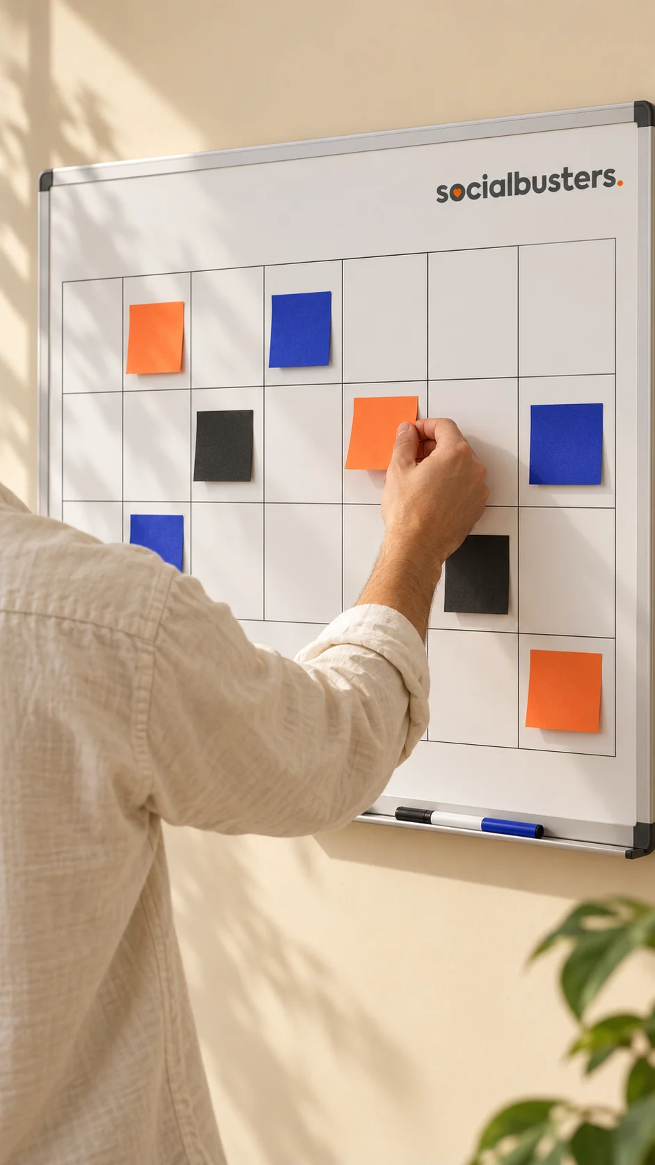 Contentplanning op een whiteboard met oranje, blauwe en zwarte notitieblaadjes
