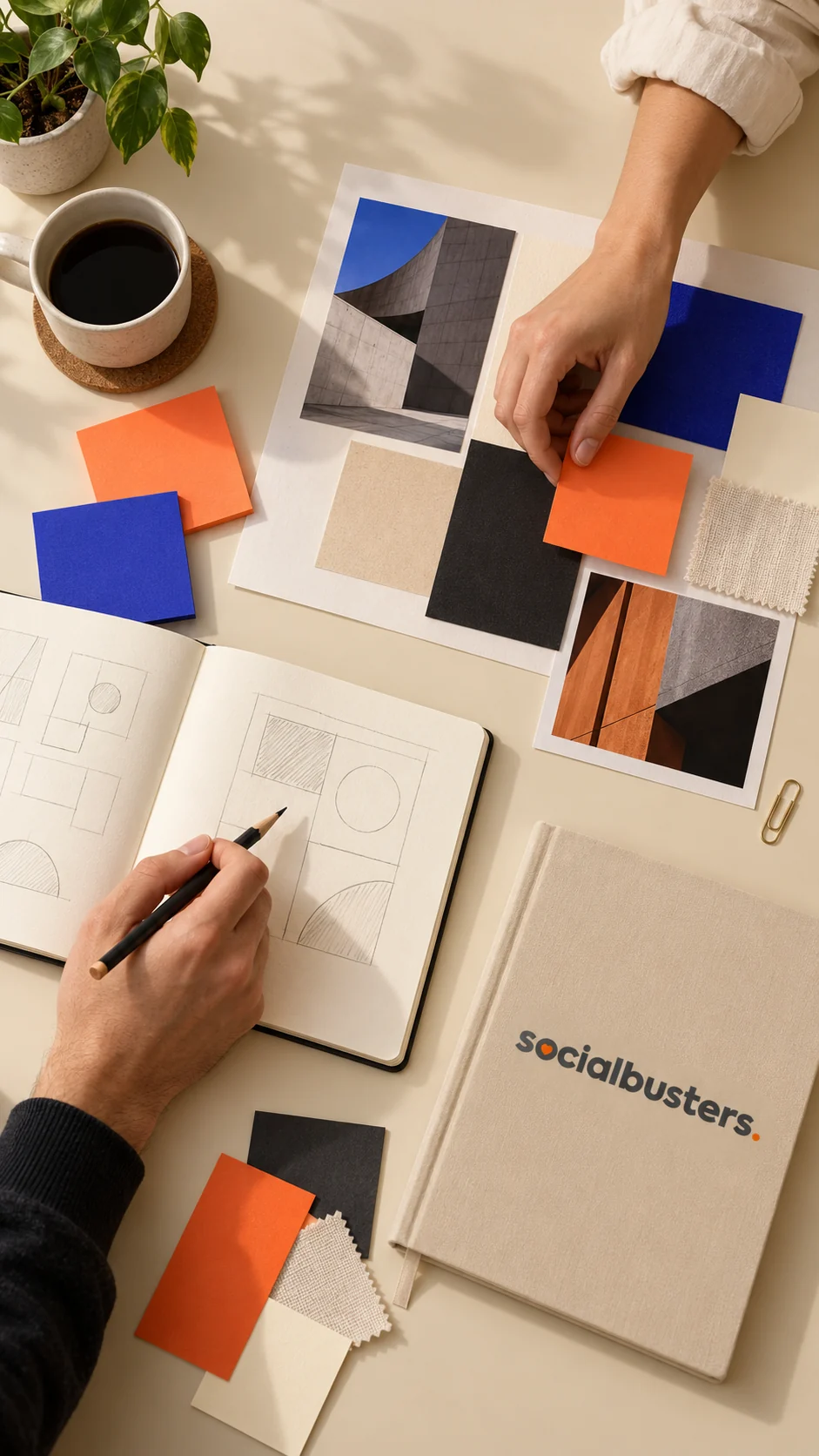 Moodboard met kleurstalen en schetsen op tafel, naast een notitieboek van Socialbusters